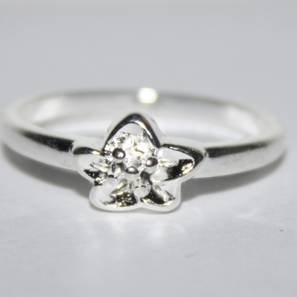 Jewelry - Adorable Silver Flower Ring size 8 NWOT